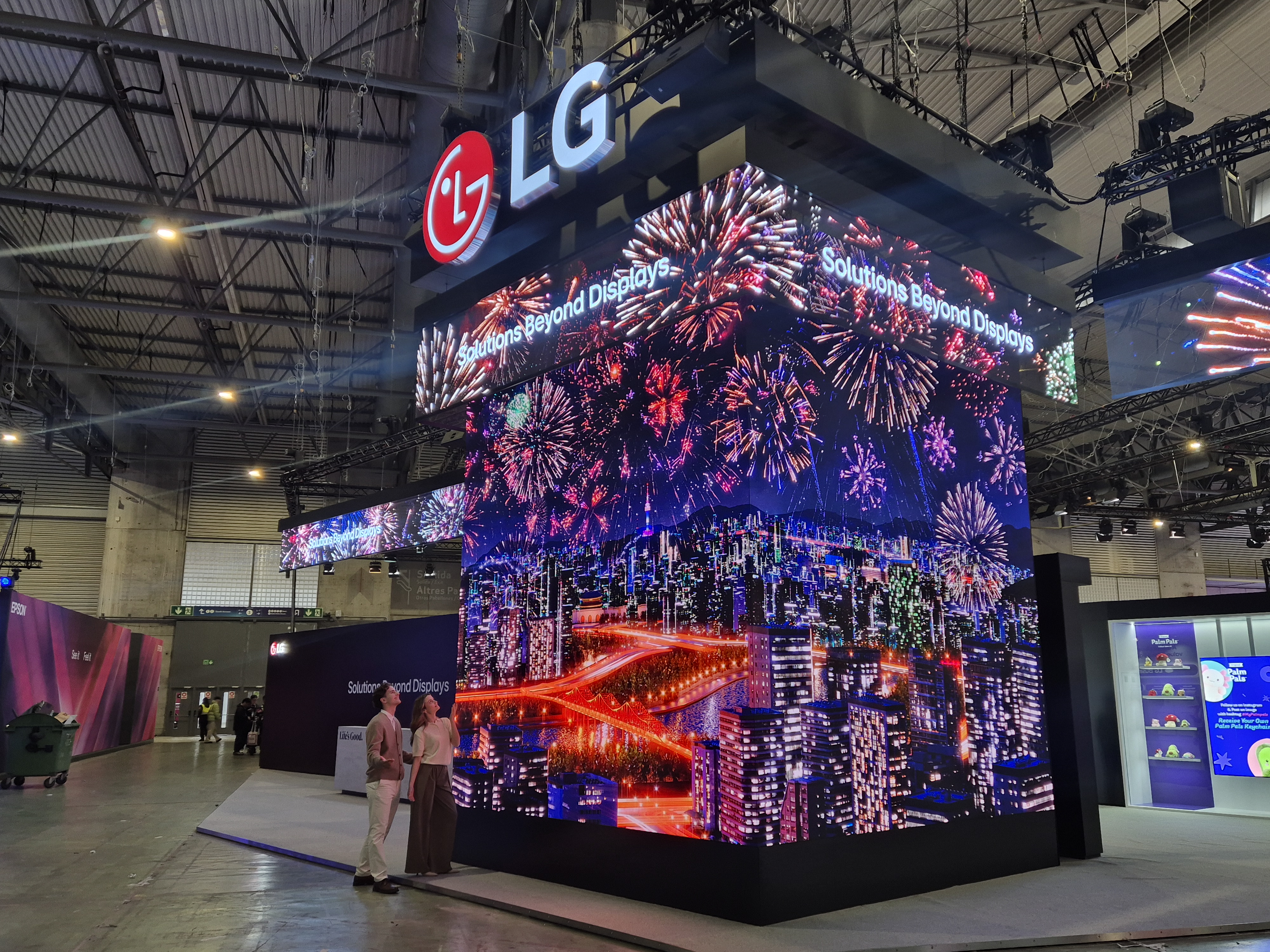 LG Attractor 하단 좌측 이미지
