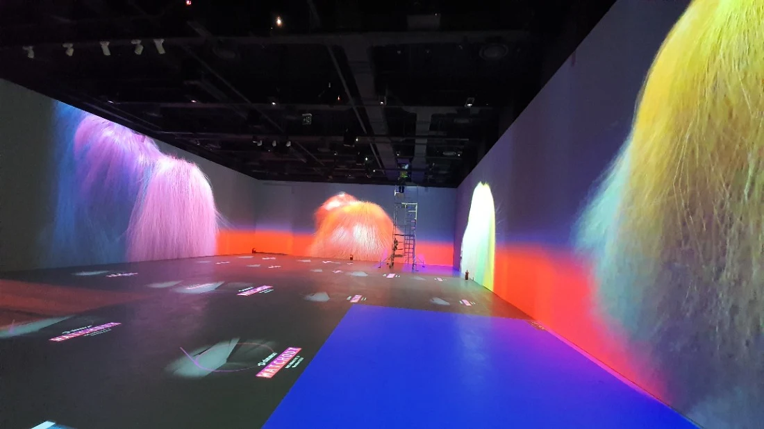 롯데백화점 미디어아트전시 블루룸(Blue Room) 좌측 대표 이미지