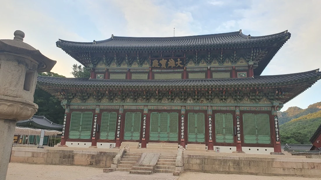대웅전 미디어파사드 하단 좌측 이미지